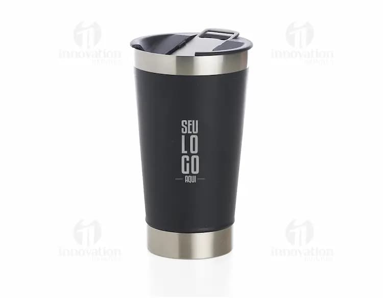 Copo térmico de 550ml em metal prateado, com tampa e design moderno.