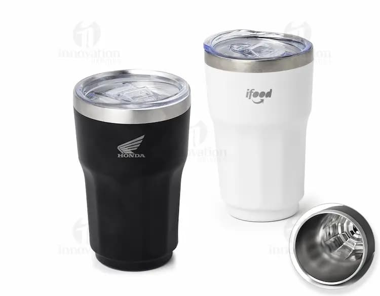 Copo térmico de 550ml em metal prateado, com tampa e design moderno.