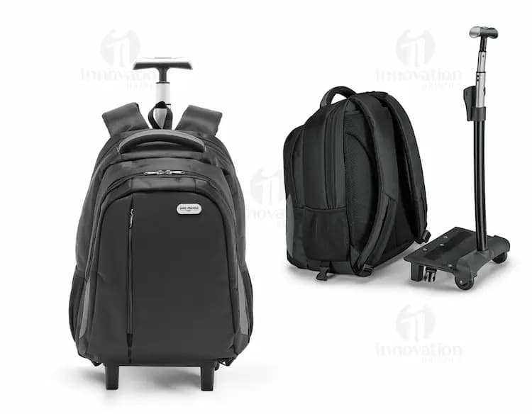 Mochila Premium para Notebook com porta USB em couro preto, ideal para viagens e trabalho. Modelo masculino utilizando a mochila em um ambiente de escritório, com estilo casual e moderno, demonstrando praticidade e elegância.