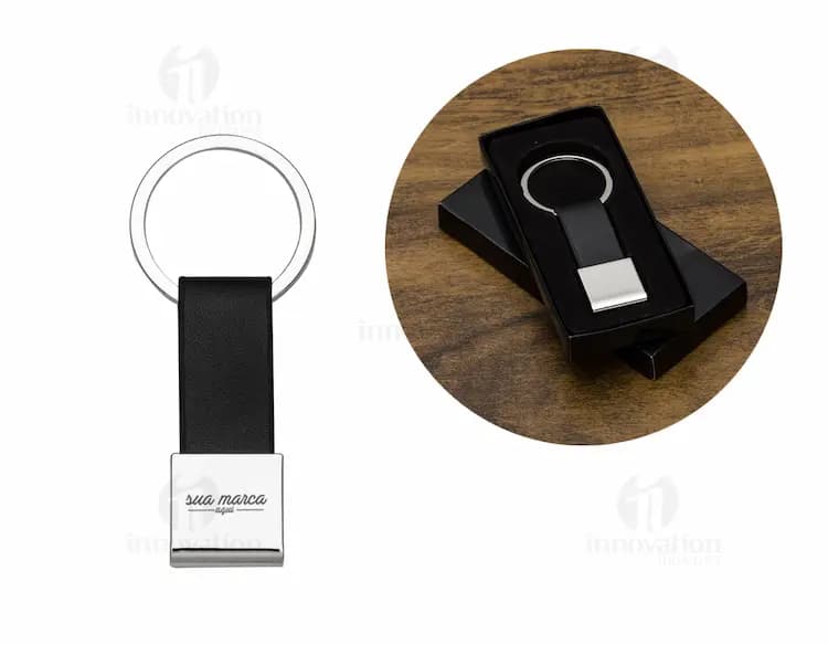 Chaveiro com cabo USB na cor branca, com conector para iPhone e Android.