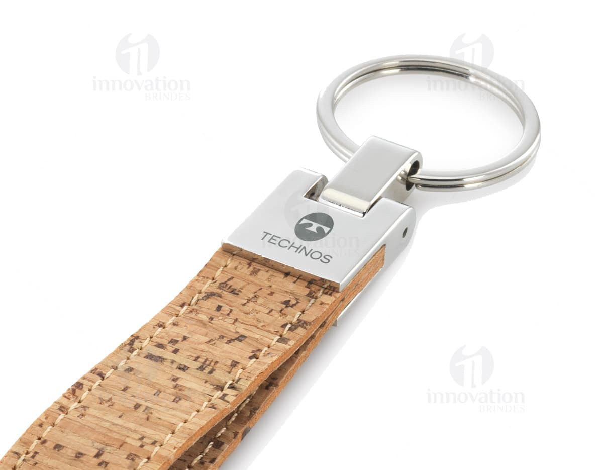Chaveiro de metal e cortiça - 01: Proteja suas chaves com estilo e segurança! Feito com materiais de alta qualidade, esse chaveiro combina elegância e funcionalidade. Ideal para garantir a proteção e organização das suas chaves. Adquira já o seu!