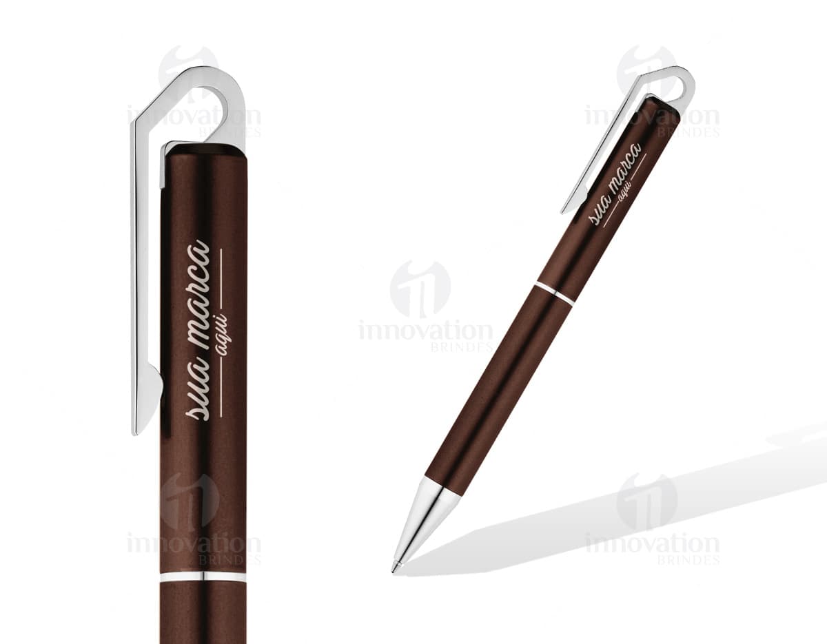 Kit executivo contendo dois itens. O primeiro é um elegante estojo de couro preto com zíper e alça. O segundo item é uma caneta esferográfica prateada com detalhes em dourado e marcação a laser da logomarca da empresa.