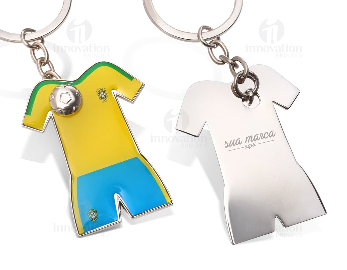 Chaveiro de metal em formato de camisa da seleção brasileira de futebol.