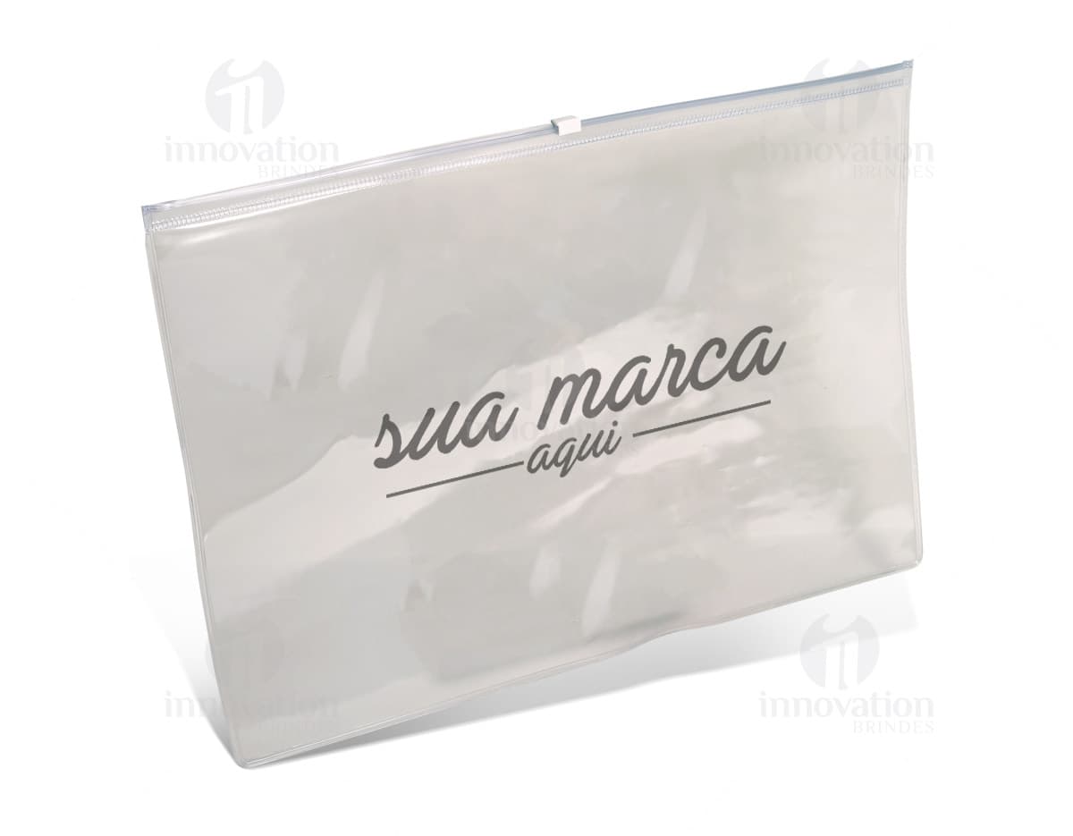 Pasta de convenção com fecho imantado em cor preta, vista de cima e aberta mostrando organização interna com divisórias e suporte para bloco de anotações.