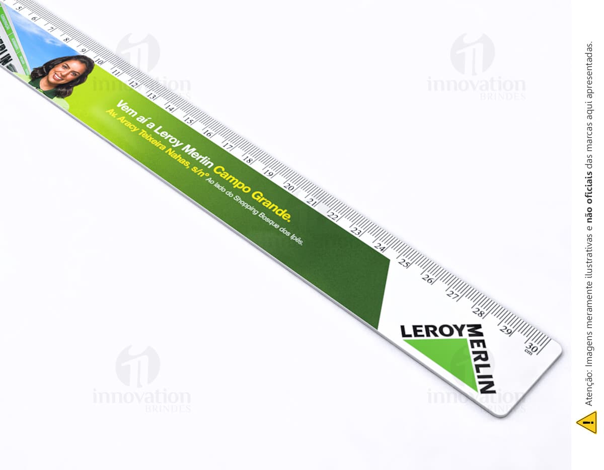 Régua com calculadora de cor preta sobre fundo branco. A régua possui marcações em centímetros e polegadas, e a calculadora é embutida na lateral.