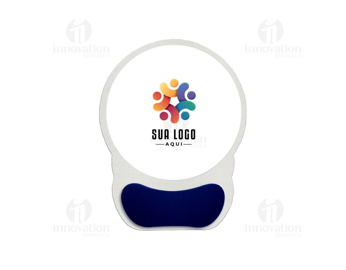 Mouse pad com apoio preto em design moderno e tecnológico, representando proteção e segurança. Com detalhes de um capacete de acidente e símbolos de esfera global e planeta, refletindo o mundo dos negócios internacionais e o ambiente esportivo. Ideal para uso em competições esportivas, viagens e estilo de vida moderno.