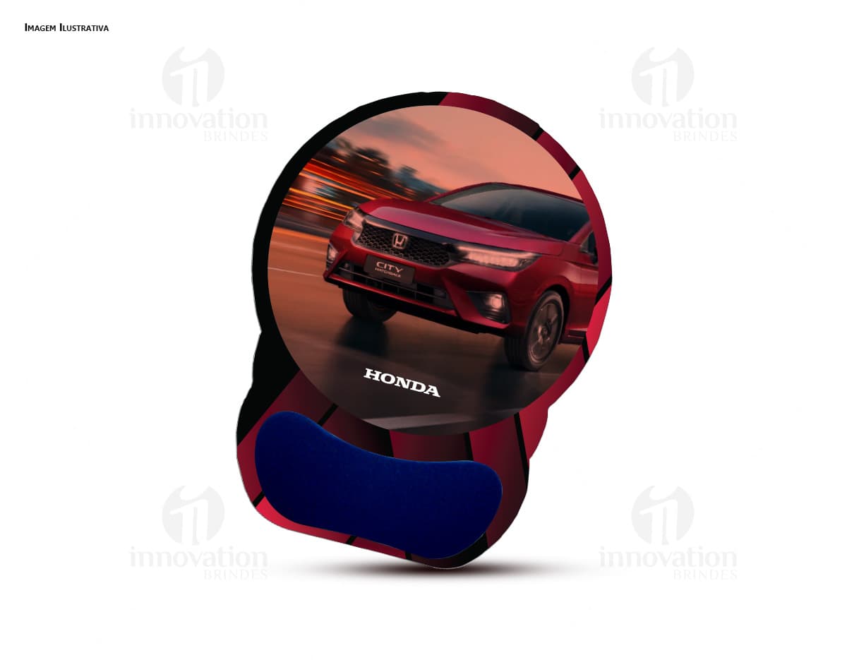 Mouse pad com apoio preto em design moderno e tecnológico, representando proteção e segurança. Com detalhes de um capacete de acidente e símbolos de esfera global e planeta, refletindo o mundo dos negócios internacionais e o ambiente esportivo. Ideal para uso em competições esportivas, viagens e estilo de vida moderno.