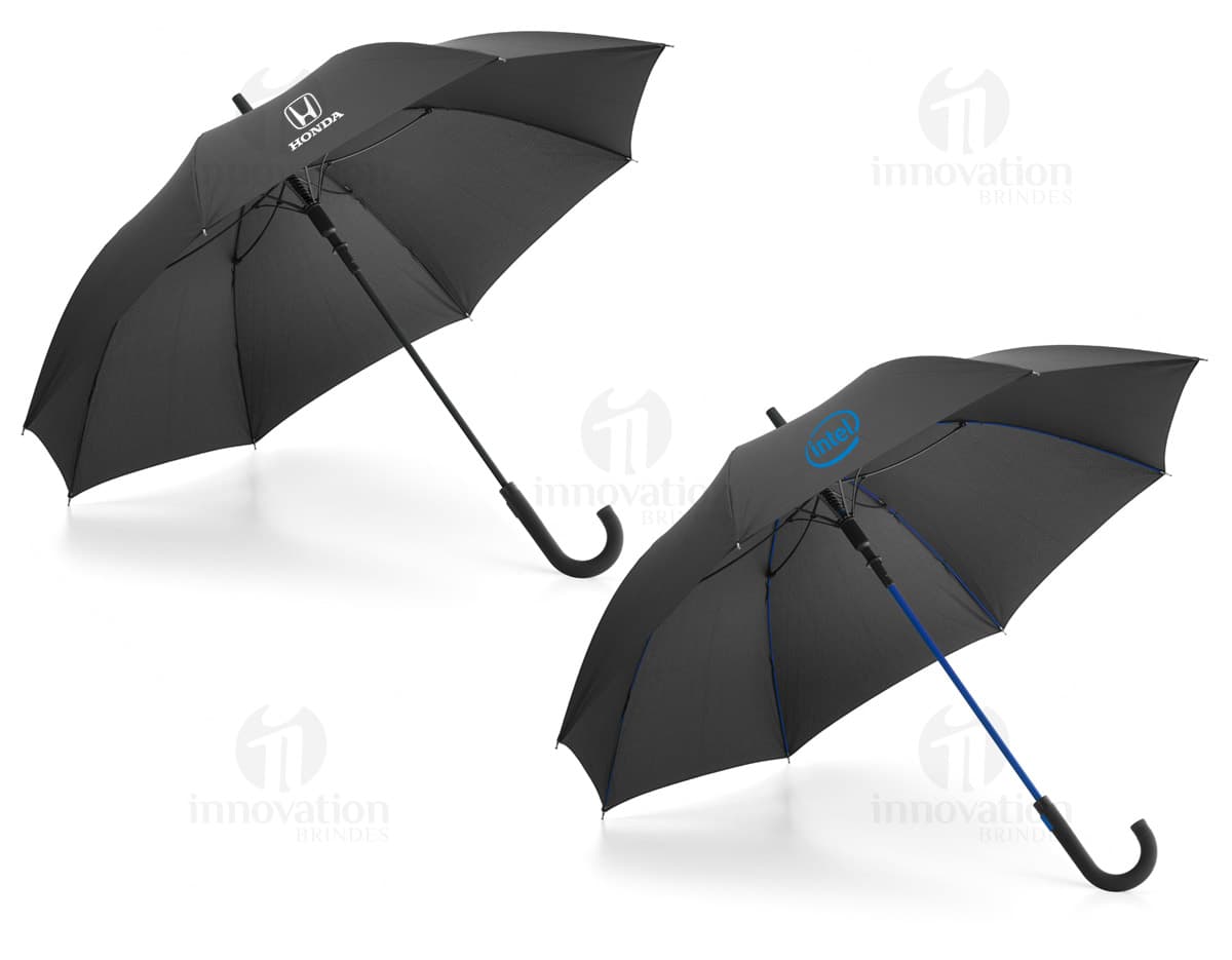 Guarda-chuva grande com varetas de fibra em destaque.