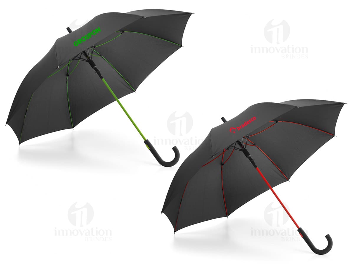 Guarda-chuva grande com varetas de fibra em destaque.