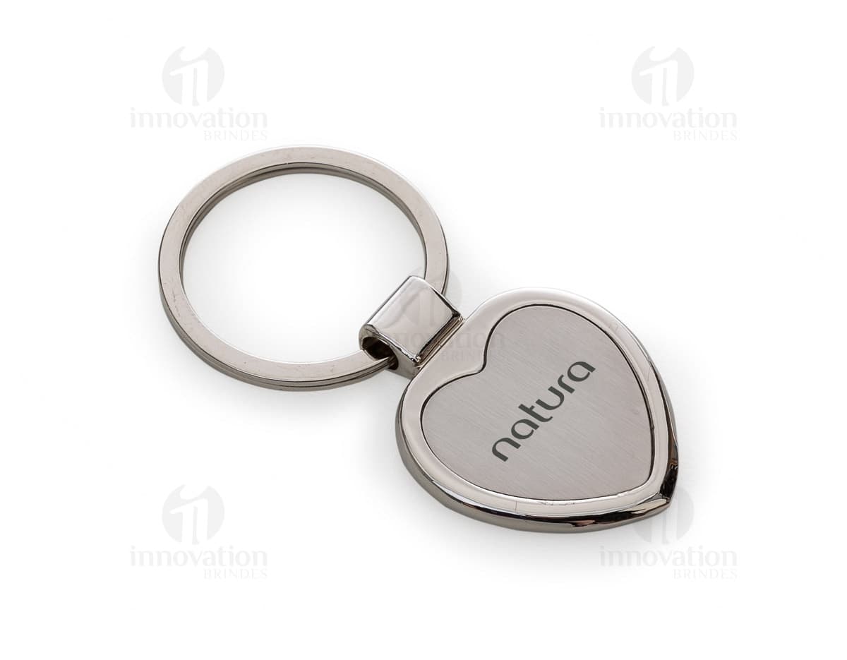 Chaveiro metal coração com chapa inox, com um design romântico e moderno, ideal como presente.