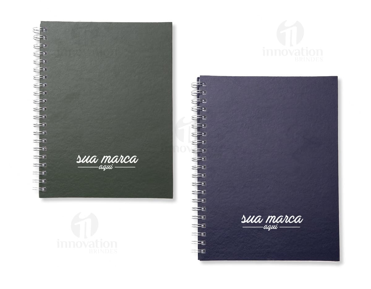 Caderno capa dura com bolso interior.