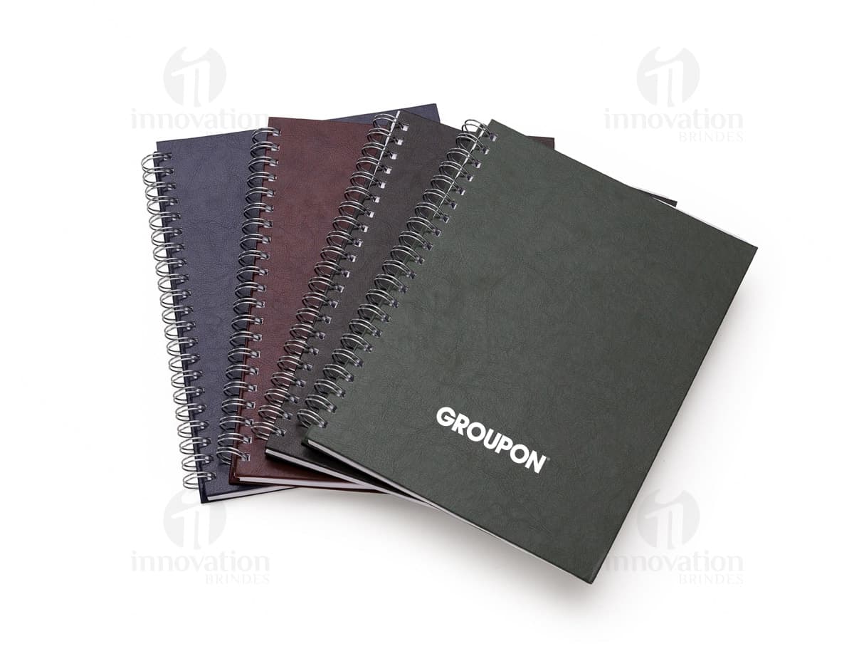 Caderno de couro texturizado prata com espiral.