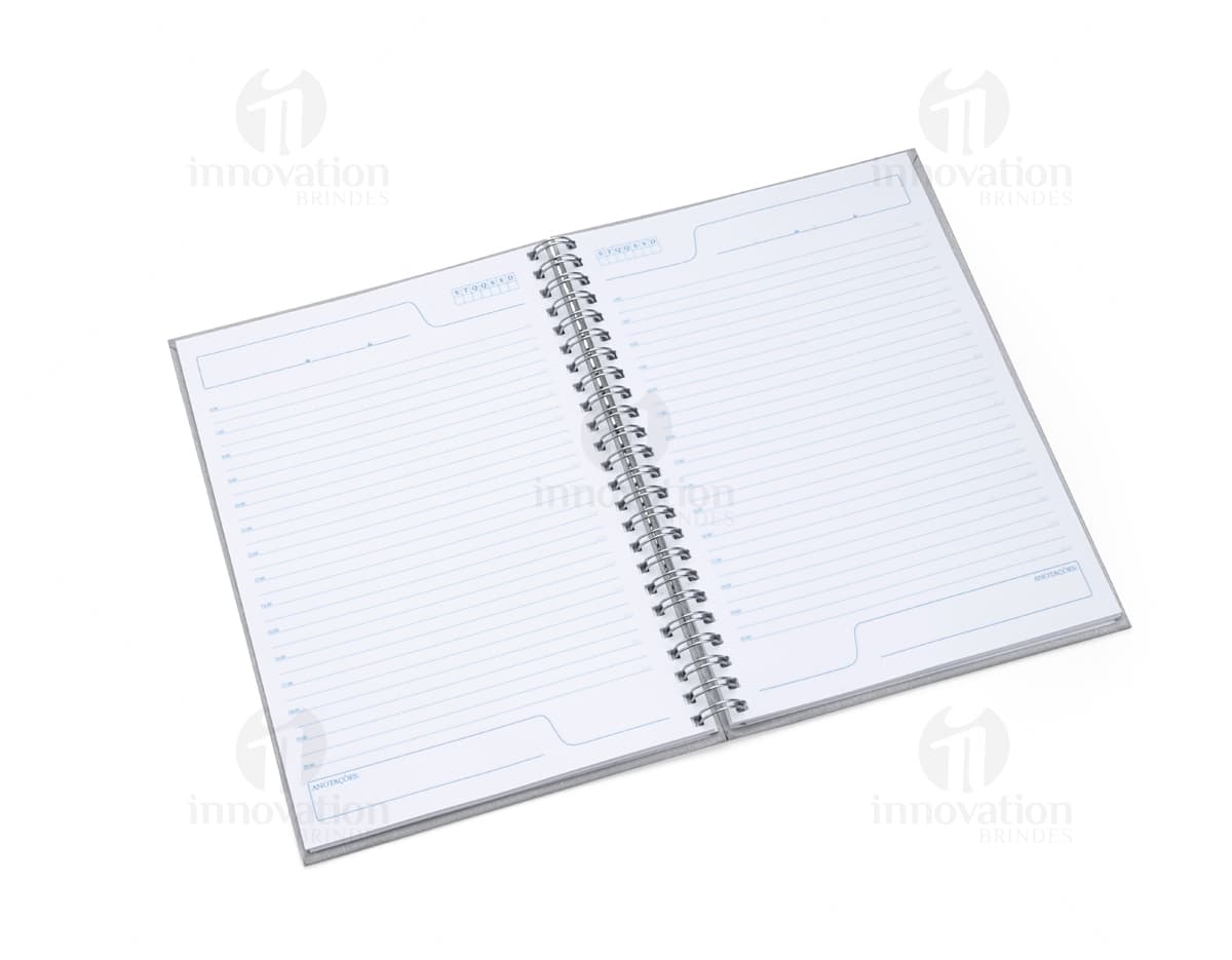 Caderno duro de couro sintético com medidas de 1.5 por 9 por 14 centímetros.