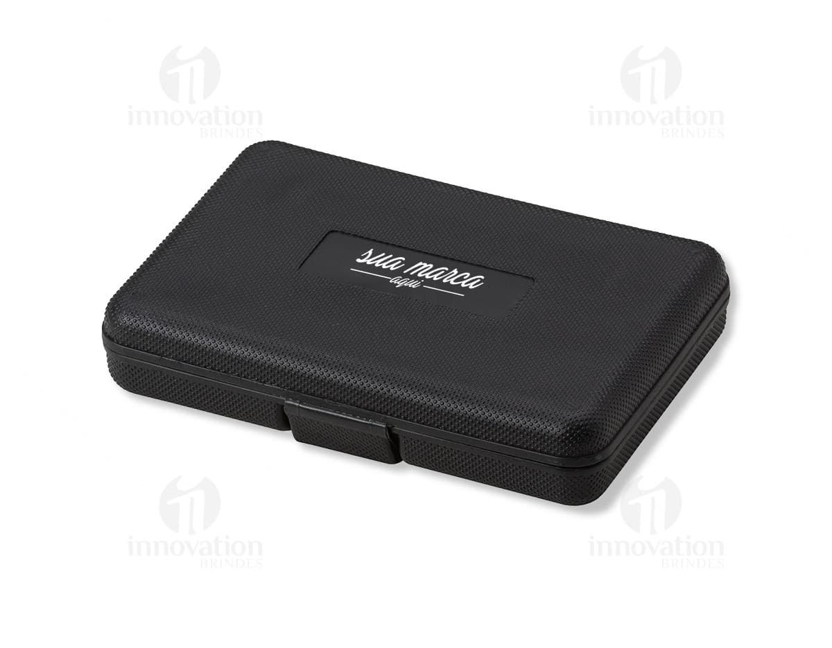 Kit com 6 porta copos em formato quadrado, feitos de cerâmica branca com estampas coloridas de frutas. Cada porta copo possui aproximadamente 10cm de lado e são ideais para proteger superfícies de mesa de líquidos e calor.