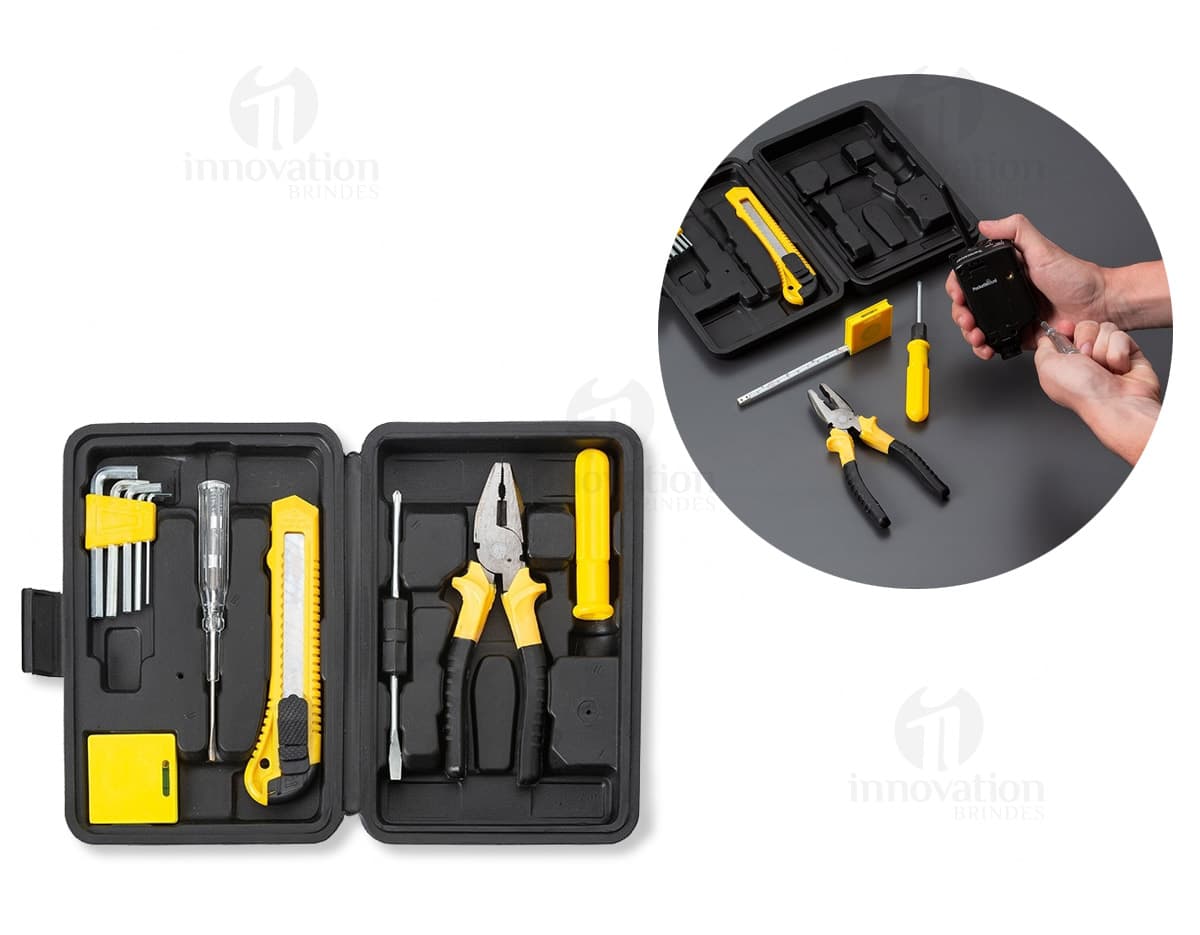 Kit com 6 porta copos em formato quadrado, feitos de cerâmica branca com estampas coloridas de frutas. Cada porta copo possui aproximadamente 10cm de lado e são ideais para proteger superfícies de mesa de líquidos e calor.