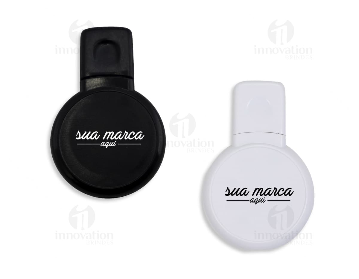 Caneta metálica texturizada com mecanismo de clique.