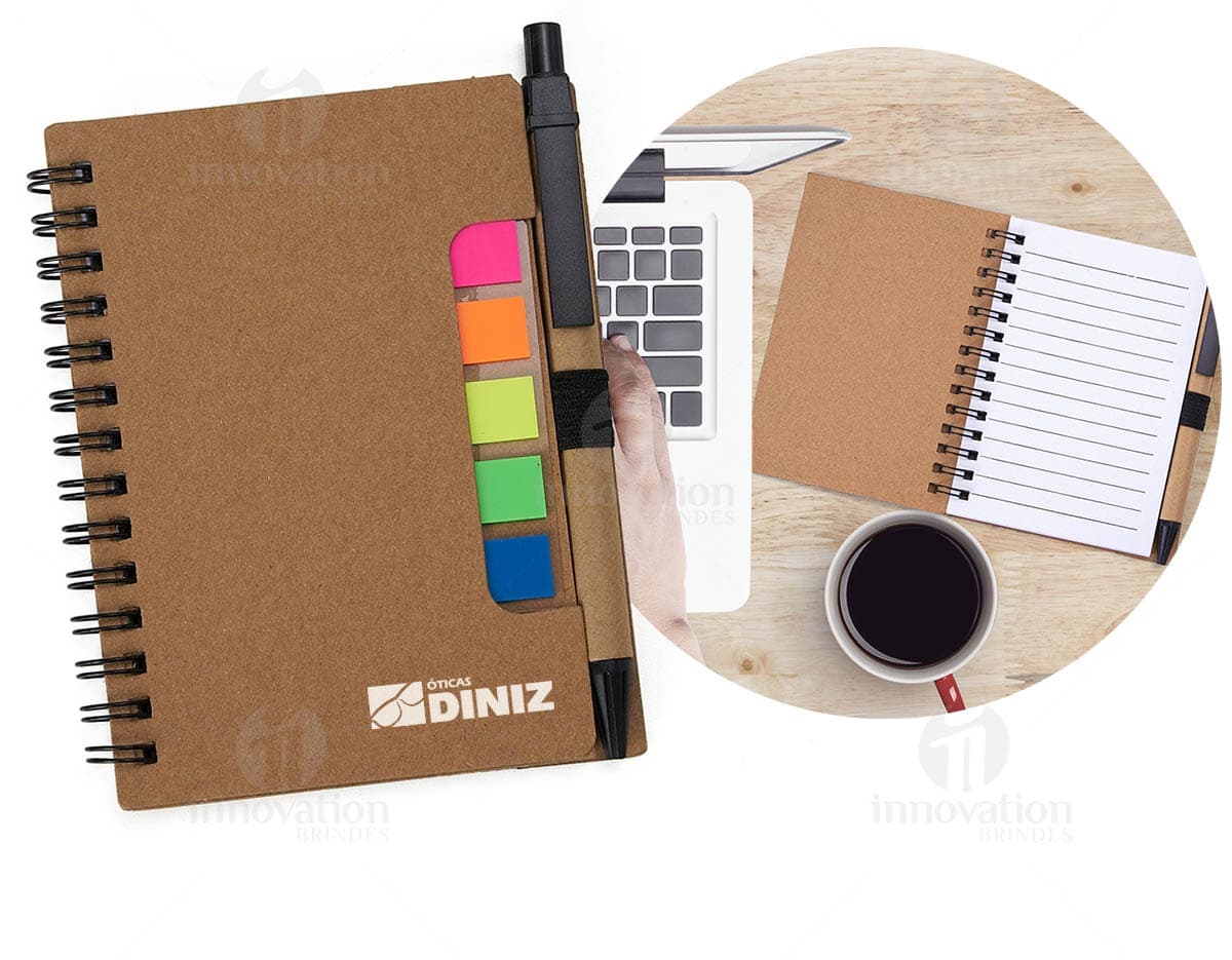 Kit com 6 porta copos em formato quadrado, feitos de material resistente e com estampas coloridas de diferentes cocktails. Ideal para proteger a mesa de manchas e impactos.