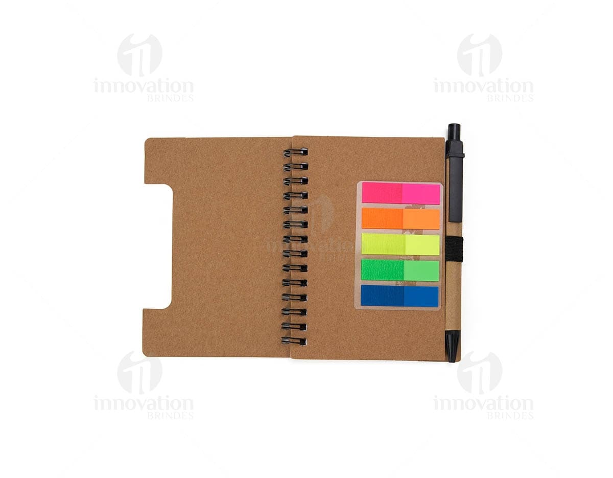 Kit com 6 porta copos em formato quadrado, feitos de material resistente e com estampas coloridas de diferentes cocktails. Ideal para proteger a mesa de manchas e impactos.