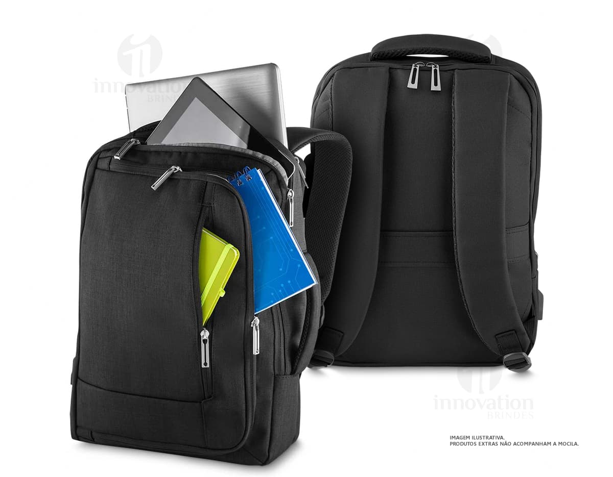 Imagem de uma mochila preta com alças acolchoadas e uma pasta para notebook acoplada. A pasta possui um furo na parte de trás para passagem de cabos e fones de ouvido.