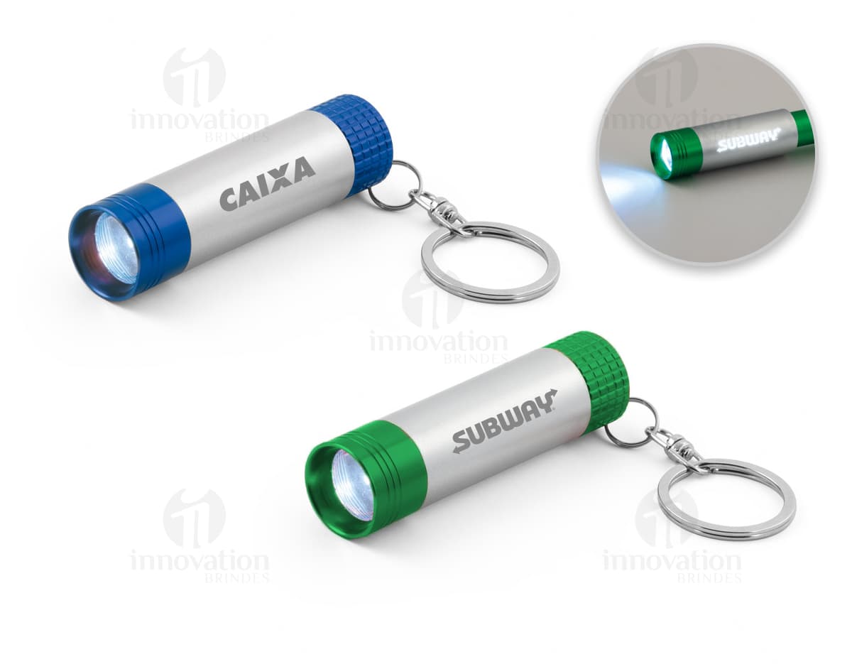 Mini lanterna 04 em cor preta, com design compacto e botão de acionamento na lateral.