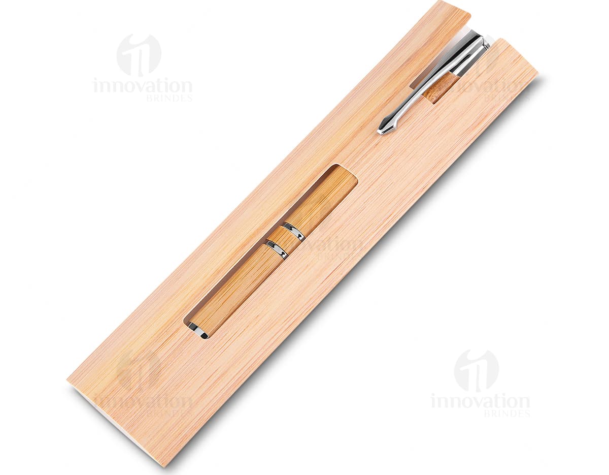 Um conjunto de esferográfica e roller em cores azul e preto sobre um fundo branco.