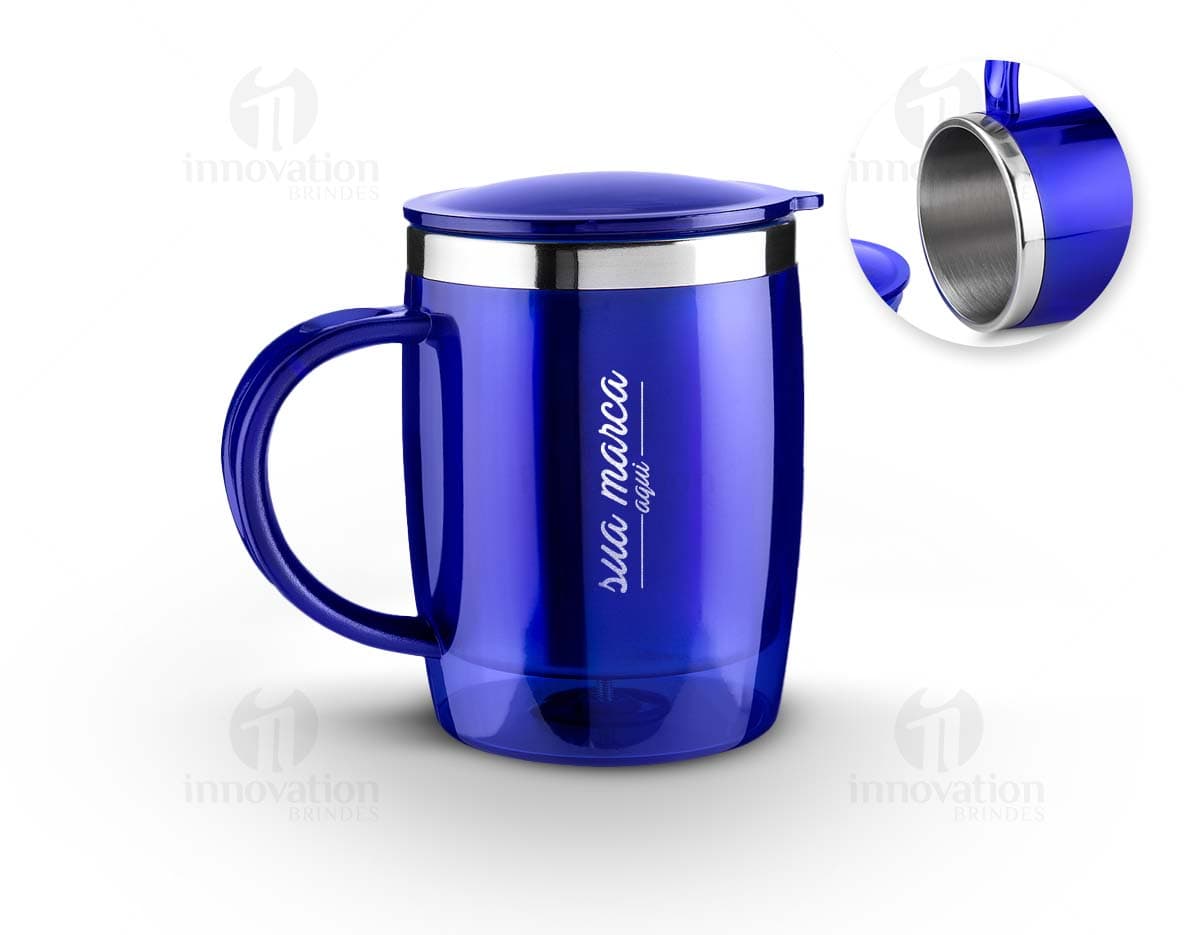 Copo de metal com capacidade para 450 ml.