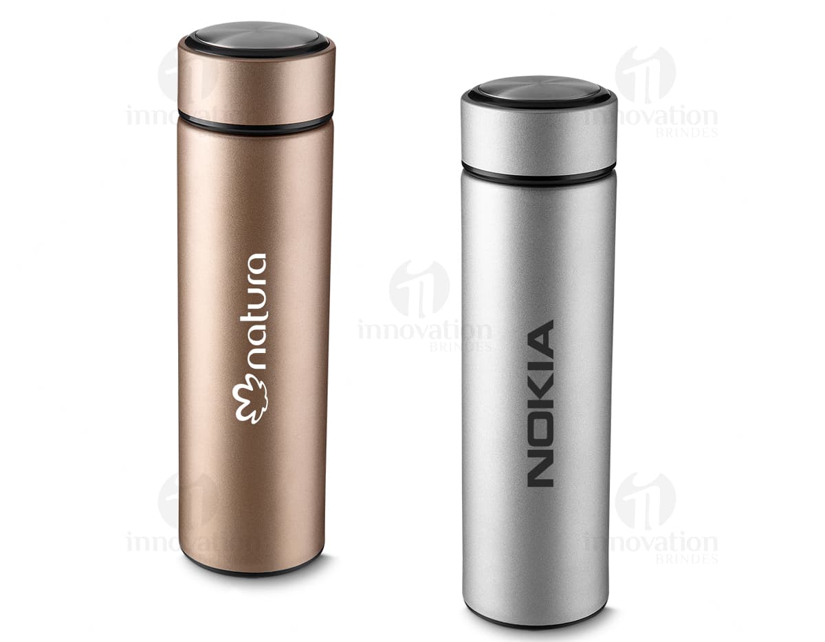 Garrafa em inox de parede dupla com capacidade de 450ml. A garrafa está em pé sobre uma superfície branca e possui tampa rosqueável na cor prata.