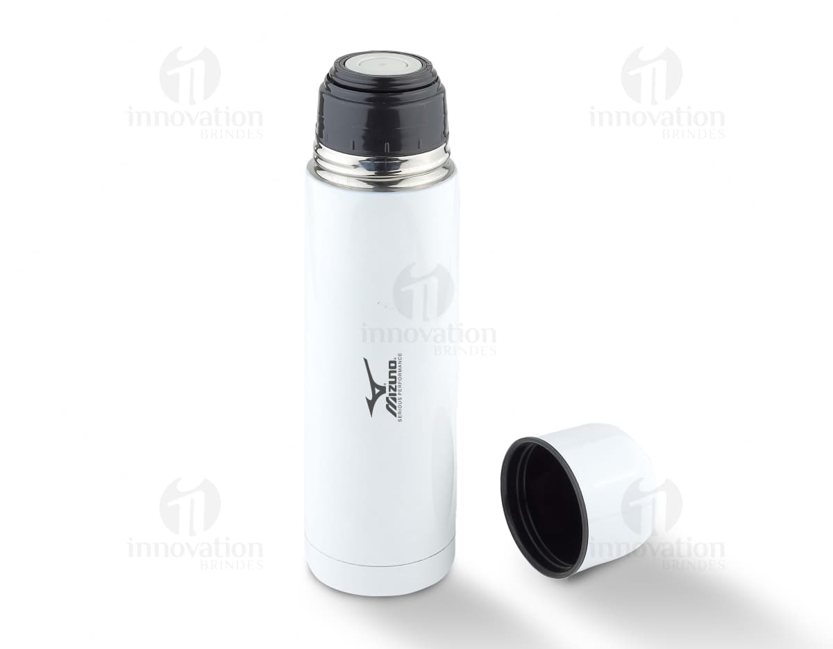 Caderno com folhas pautadas em cor creme.
