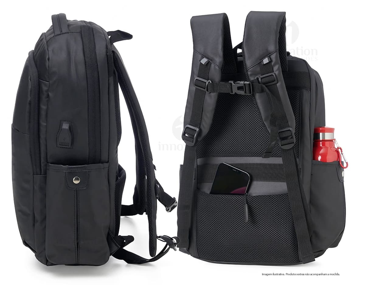 Mochila saco TNT preta com cordão para fechamento e alças ajustáveis.