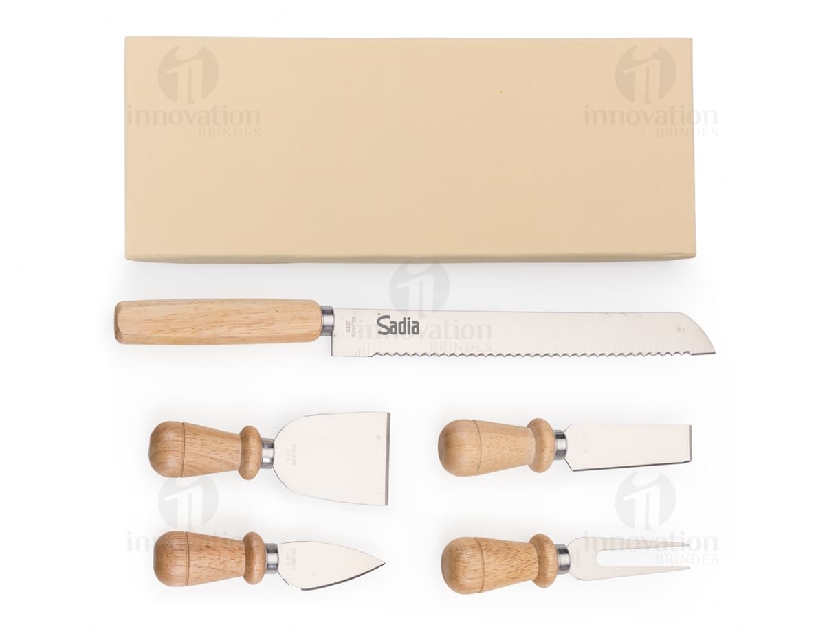 Kit executivo contendo seis itens variados, como caneta, caderno, bloco de notas e porta-cartões, dispostos de forma organizada em cima de uma mesa de madeira.