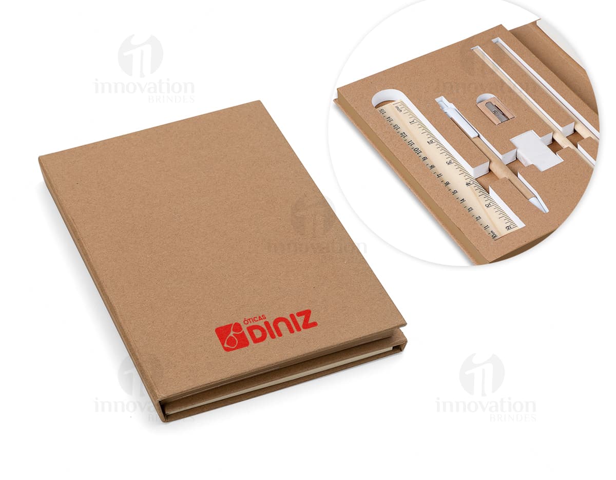 Bloco de notas de bambu de 15cm com caneta, em um design vintange e retrô. Feito de material isolante e construção de papel, ideal para escritório, escola ou uso em casa. Possui espaço vazio para escrever notas e mensagens, com um visual moderno e elegante. O kit inclui um bloco de notas, caneta e thumbtack preto. Cores predominantes são o marrom e o amarelo, com detalhes em preto, combinando perfeitamente com a decoração de qualquer ambiente. Perfeito para organização e planejamento, além de ser um ótimo item de papelaria.