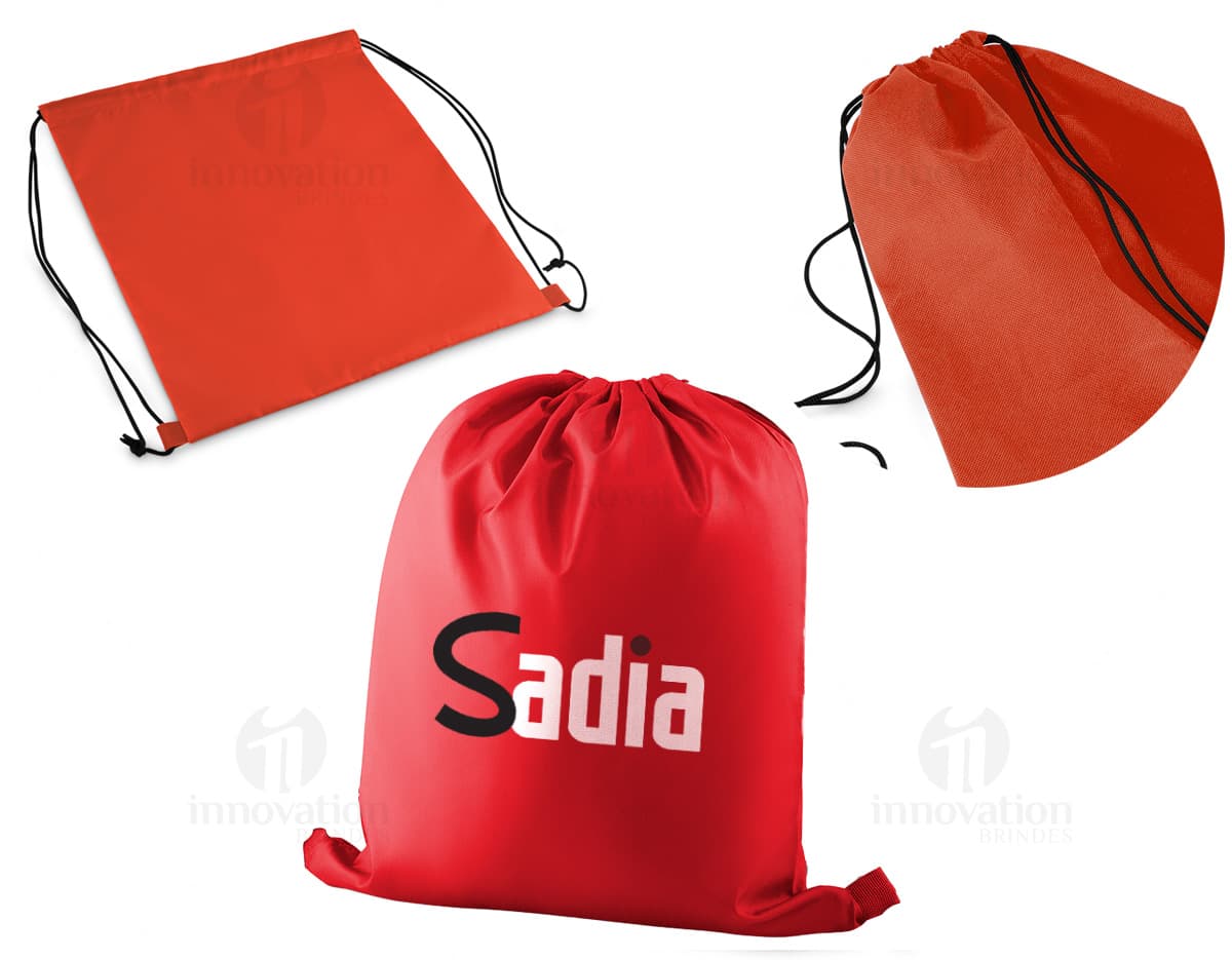 Porta copos em formato redondo, feitos de material resistente e com estampas coloridas variadas. O kit inclui 6 unidades.