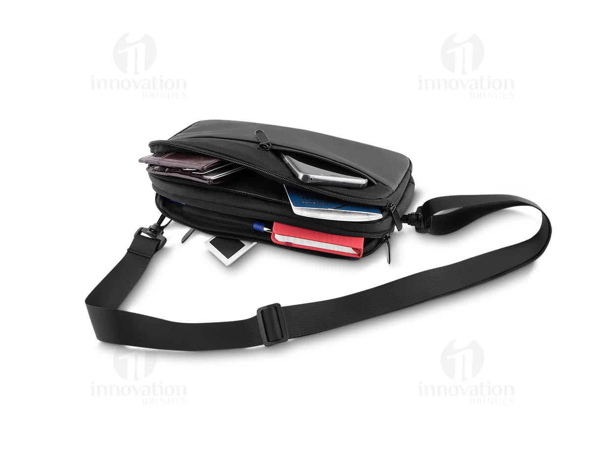 Pochete mini bolsa feita de poliéster com detalhes em PVC.