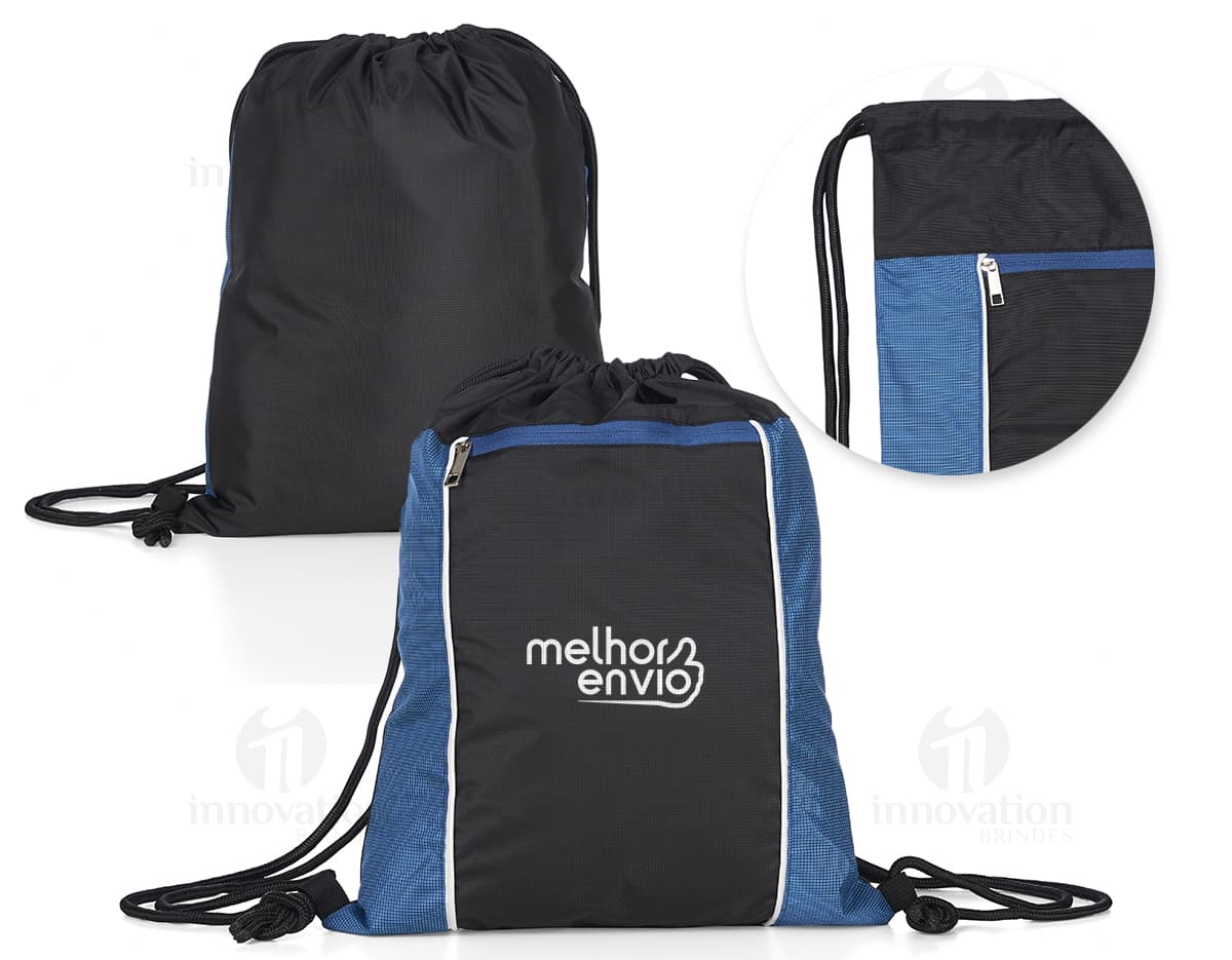 Imagem de uma mochila preta com alças acolchoadas e uma pasta para notebook acoplada. A pasta possui um furo na parte de trás para passagem de cabos e fones de ouvido.