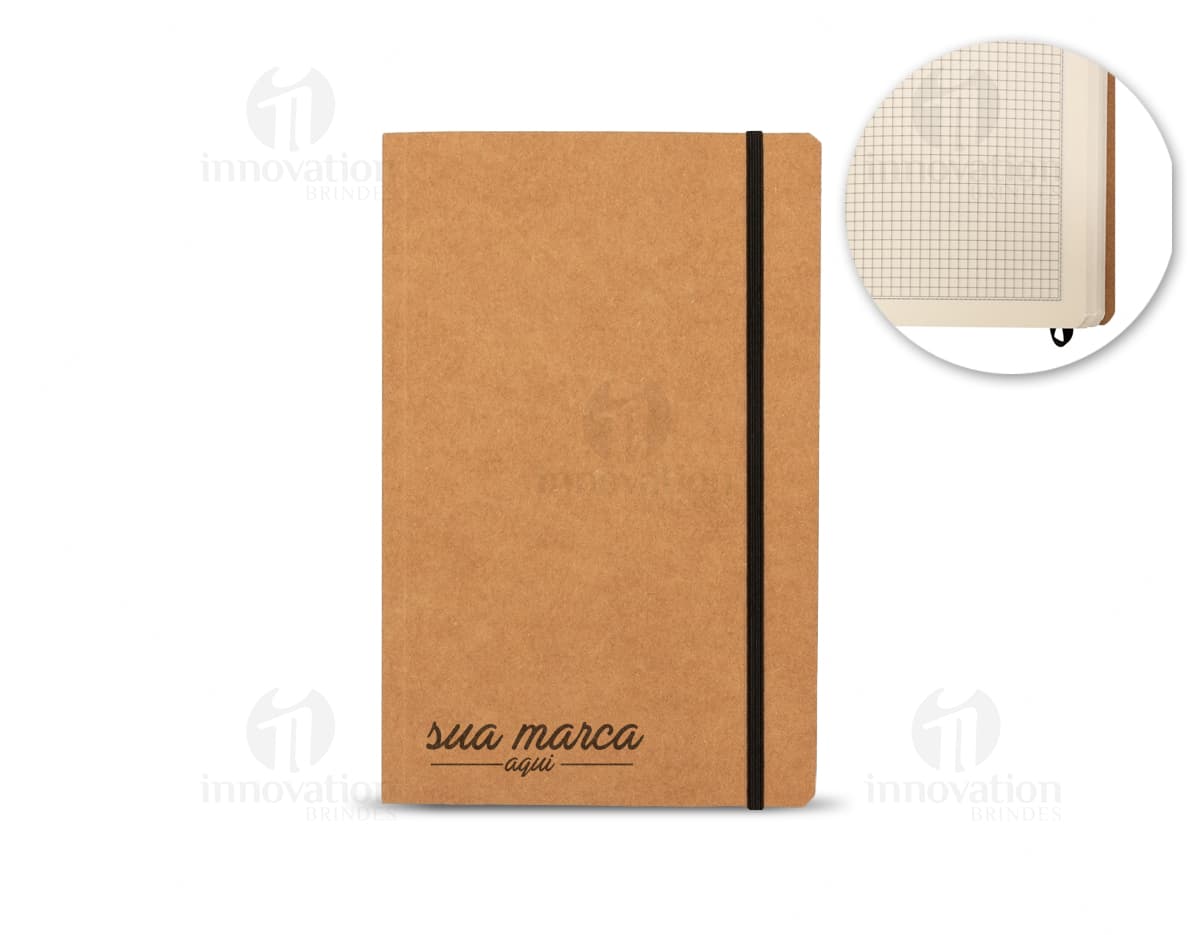 Produto: Kit com 6 porta copos com estampas coloridas postos sobre uma mesa de madeira.