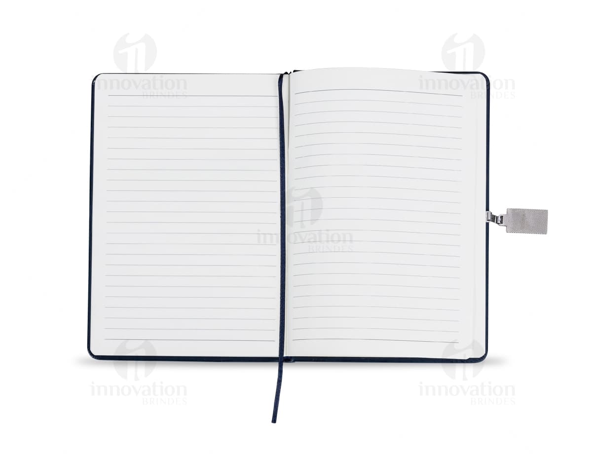 Caderneta moleskine emborrachada em nylon preto com elástico e costuras aparentes.