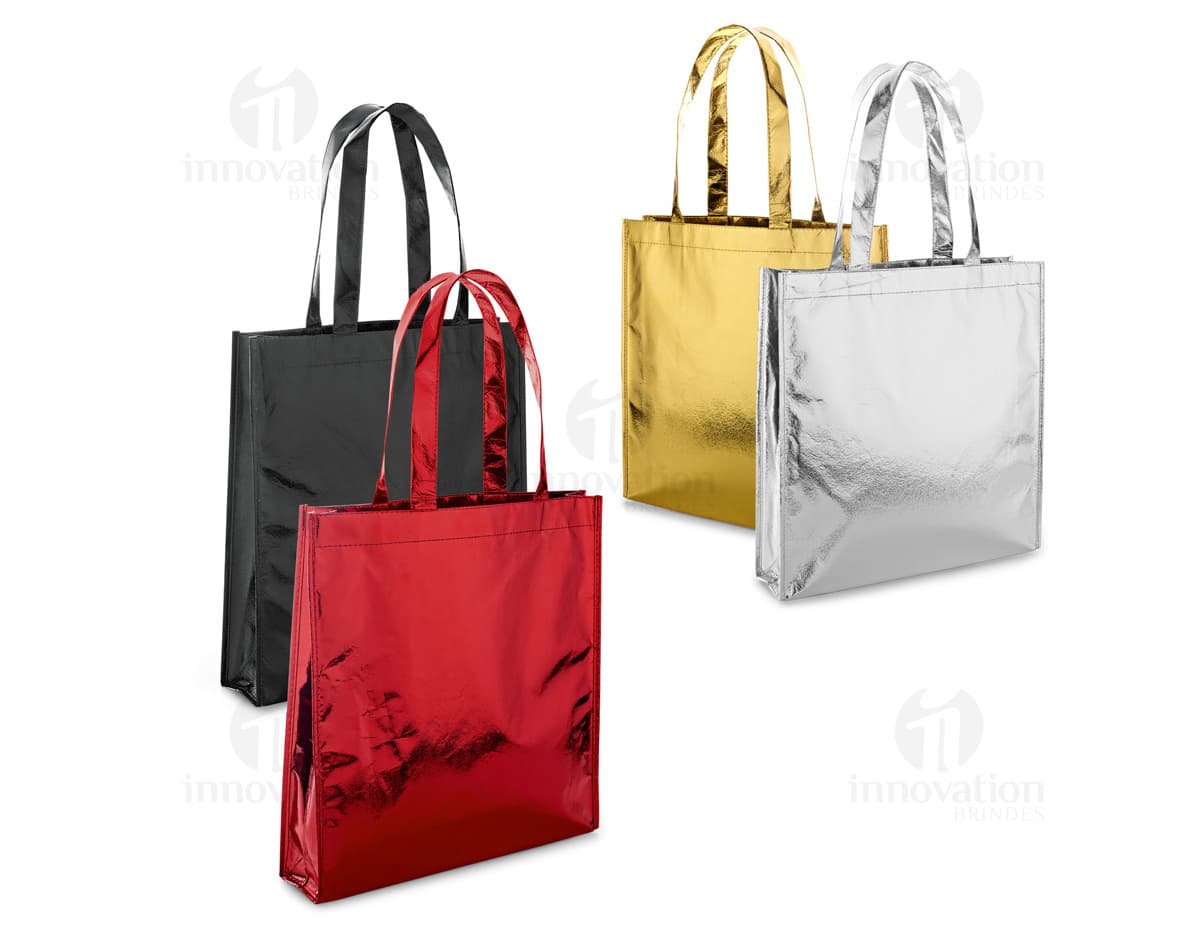 Sacola de luxo em couro marrom de 340 x 350 mm, com detalhes em metal e fecho de combinação para maior segurança. O design elegante e moderno, com alça resistente e fecho de zíper, torna esta sacola ideal para compras ou presentes de alto valor. Perfeita para quem busca elegância e praticidade ao mesmo tempo.