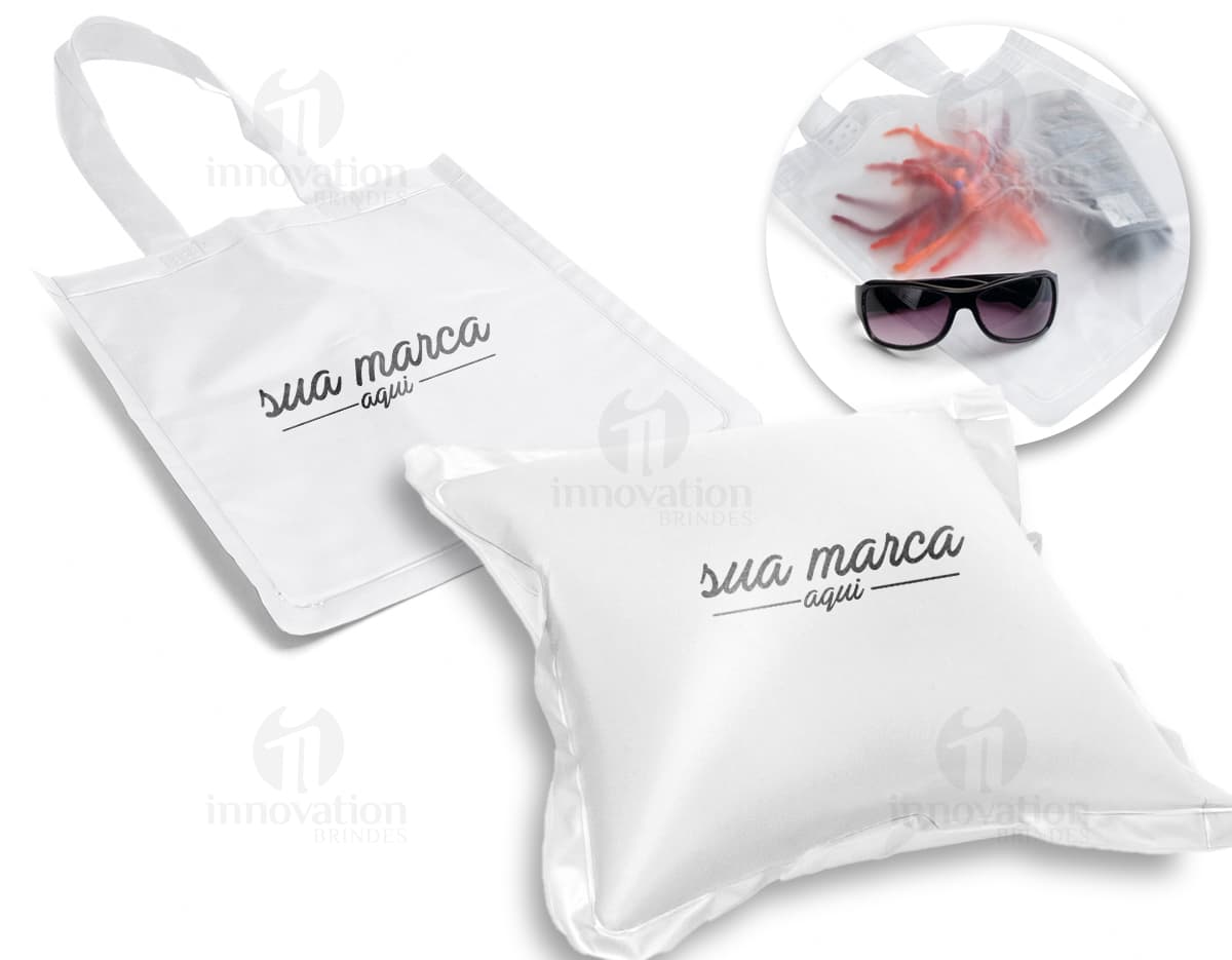 Sacola almofada inflável - perfeita para destacar sua marca em eventos e promoções! Feita de material resistente e inflável, essa sacola é ideal para chamar a atenção dos clientes. Seu design clean e moderno a torna uma excelente opção para destacar seus produtos e serviços. Aproveite a oferta especial de lançamento e garanta já a sua! Compre agora e promova sua marca com estilo e originalidade.