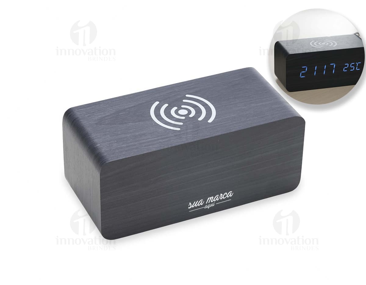 Relógio digital LED com display de hora e alarme ativado.