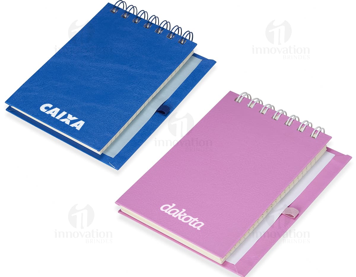 Bloco Eco Caneta e Notas Autoadesivas em formato retangular com capa de material reciclado, contendo caneta e diversas folhas autocolantes de cores variadas.