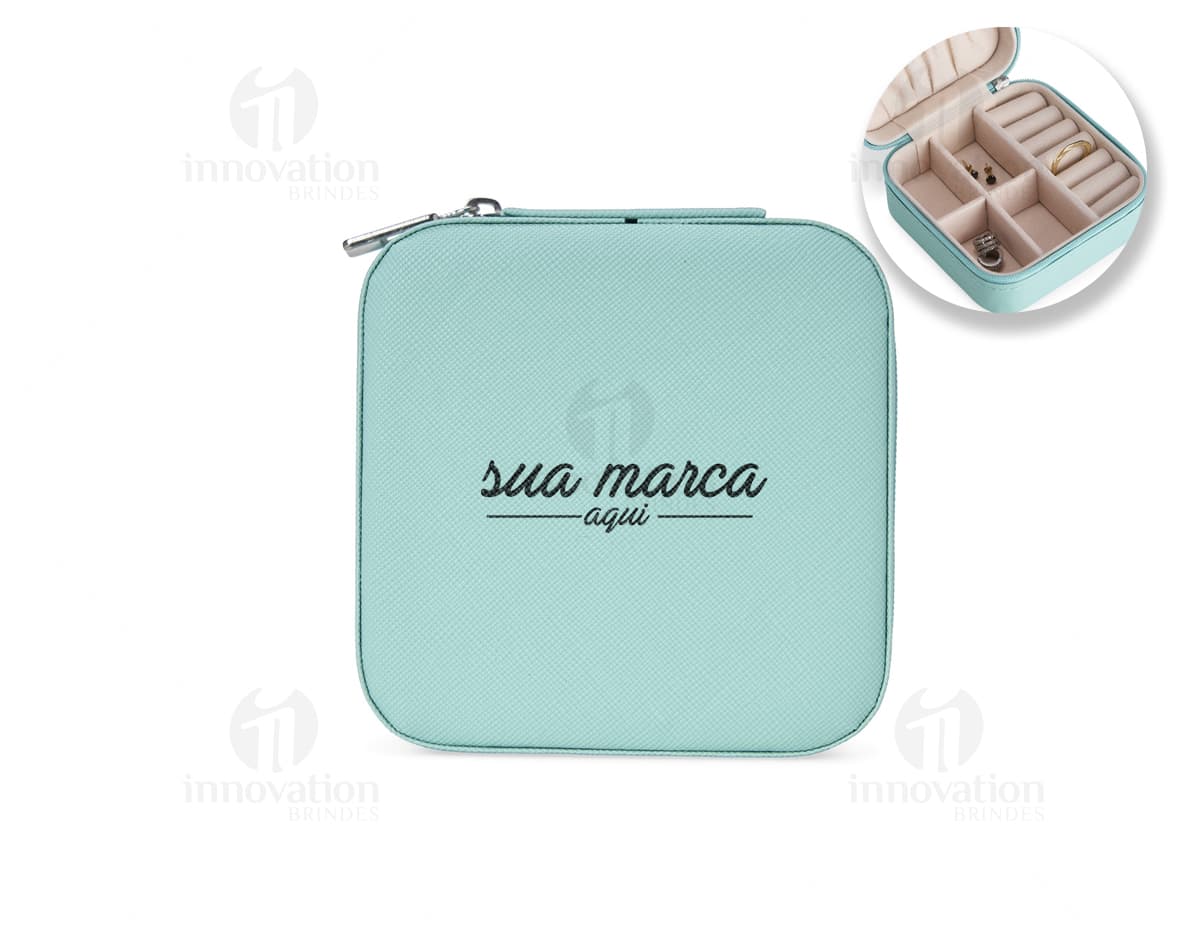Porta joias em couro sintético de cor preta, com fecho dourado e interior forrado com tecido macio.