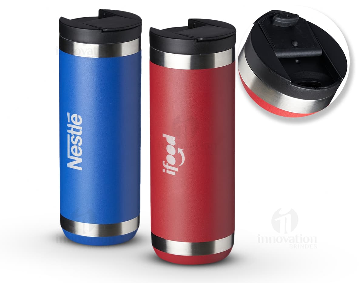 Copo térmico de 550ml em cor azul, feito de aço inoxidável com tampa de rosca e alça para transporte.