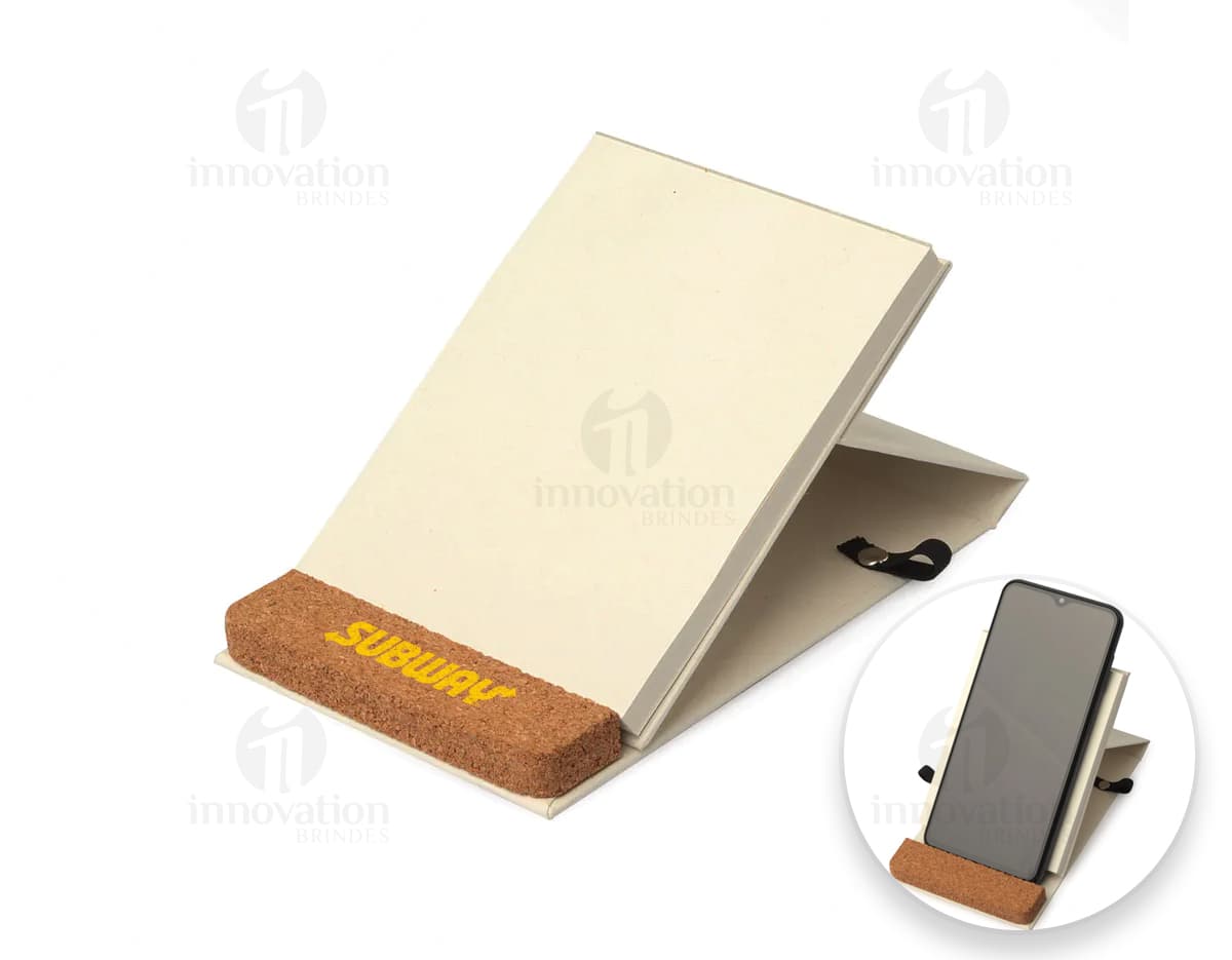 Bloco notas capa dura reciclado em um dispositivo eletrônico com teclado preto aberto. Páginas em branco, com notas e informações escritas. Objeto de tecnologia com drive externo e livro ao lado. Além disso, há um design 3D em um monitor moderno.