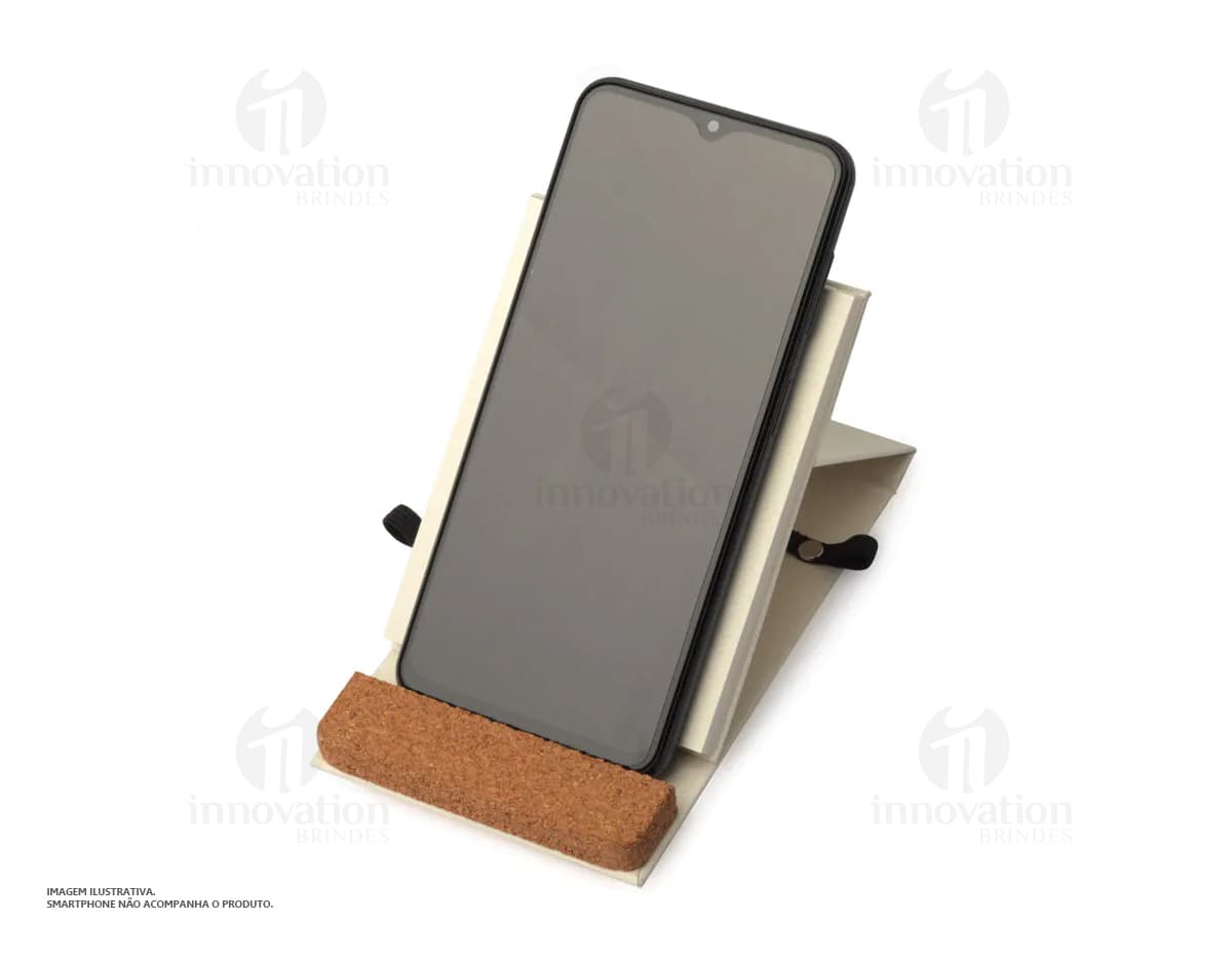 Bloco notas capa dura reciclado em um dispositivo eletrônico com teclado preto aberto. Páginas em branco, com notas e informações escritas. Objeto de tecnologia com drive externo e livro ao lado. Além disso, há um design 3D em um monitor moderno.