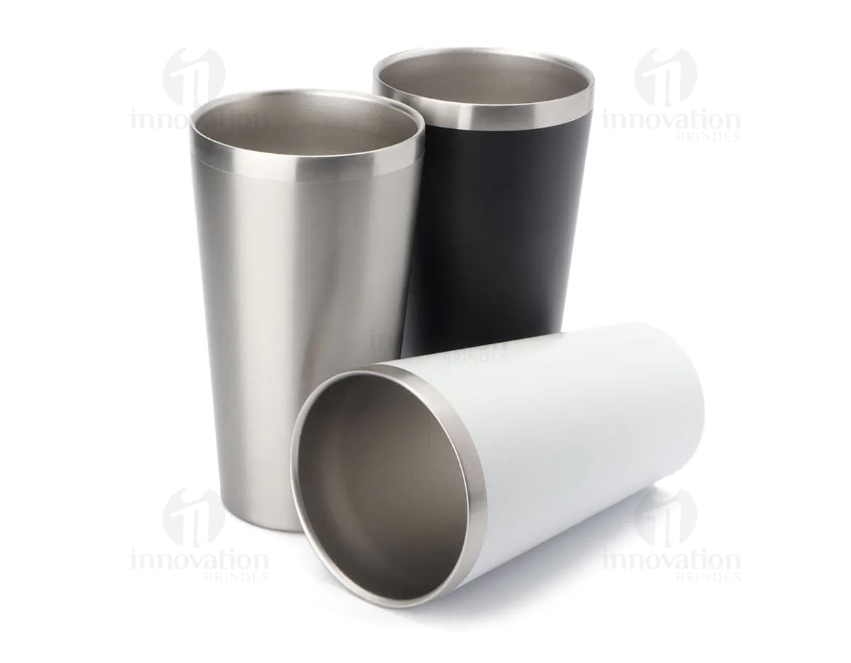 Produto: PORTA COPOS EM PS - 01. Um conjunto de quatro porta copos transparente feitos de poliestireno, com design moderno e resistente. Ideal para proteger superfícies de danos causados por copos ou canecas.