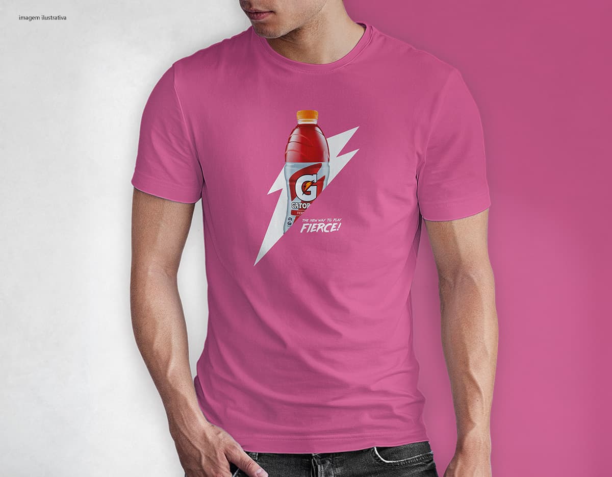 Homem jovem e atraente sorrindo, posando em um estúdio com uma camiseta preta de algodão tradicional de 165g/m². Ele está vestindo jeans, tem cabelo escuro e expressão feliz. O modelo está em pé, com um sorriso confiante, e possui uma aparência moderna e masculina.