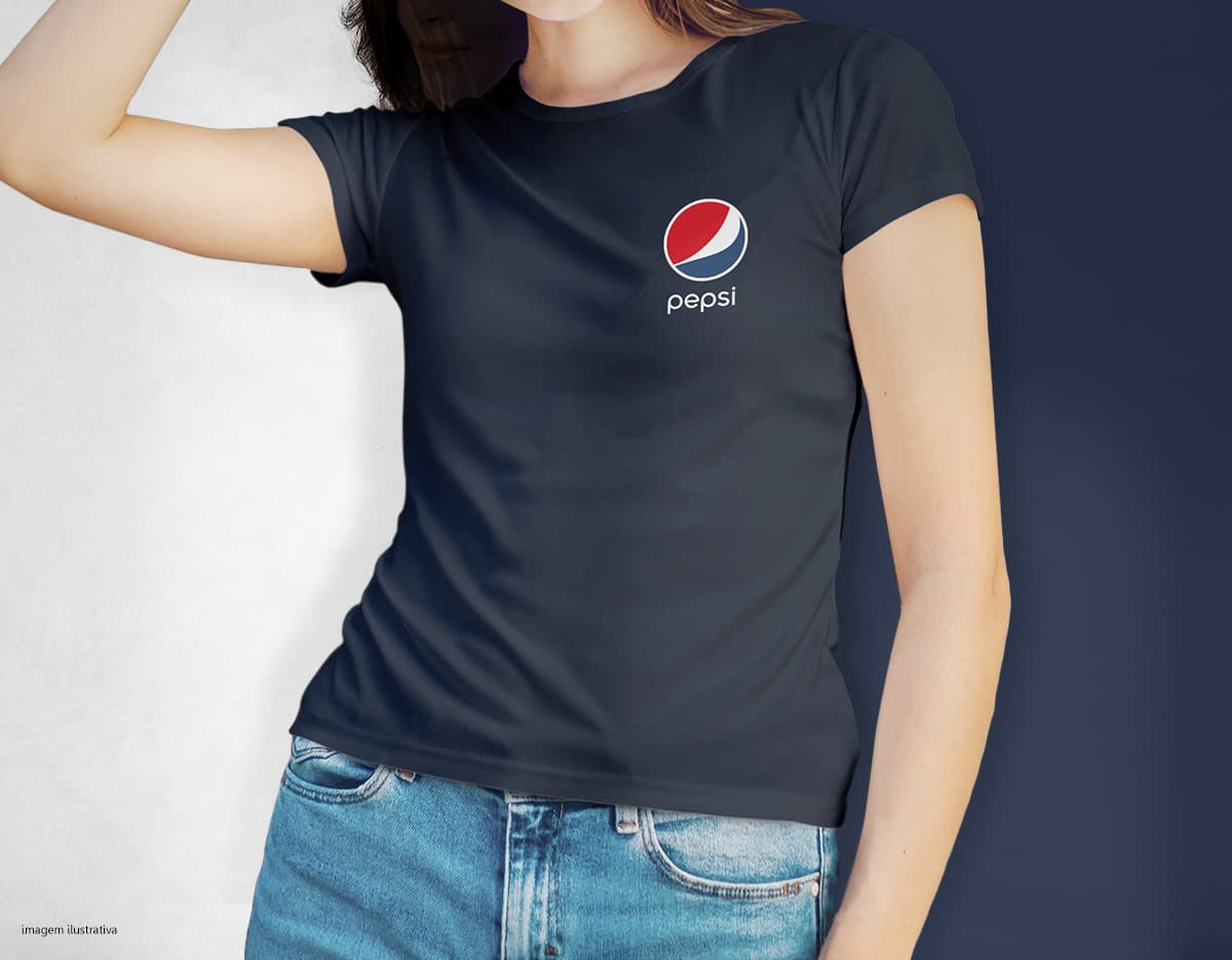 Camiseta feminina de corte cinturado em cor azul, usada por uma modelo sorridente e atraente. Ela está posando de forma casual e elegante, com cabelo escuro e jeans. A roupa é moderna e estilosa, perfeita para mulheres jovens e modernas.
