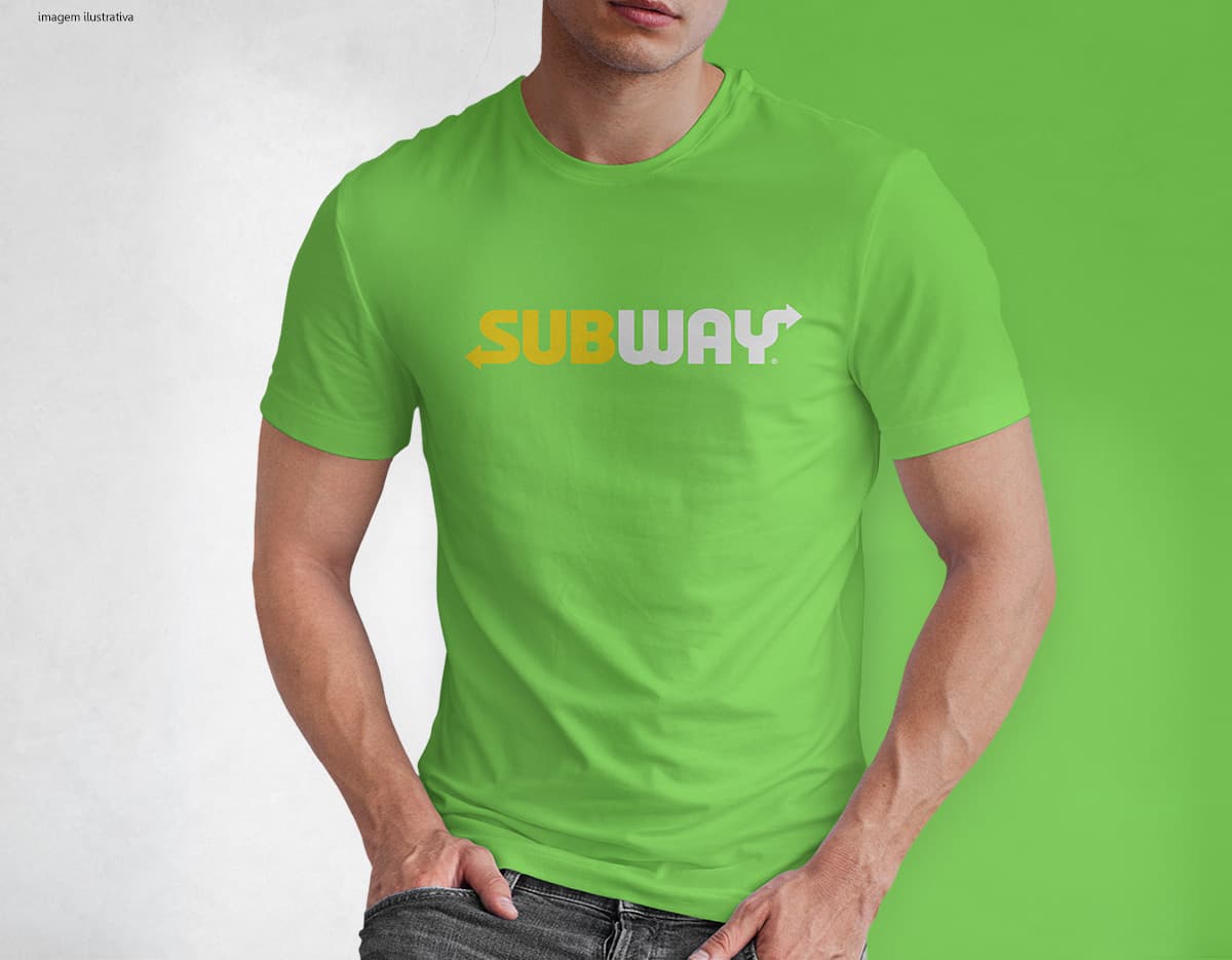 Camiseta Tradicional Algodão 135g/m² na cor branca com gola arredondada e manga curta.