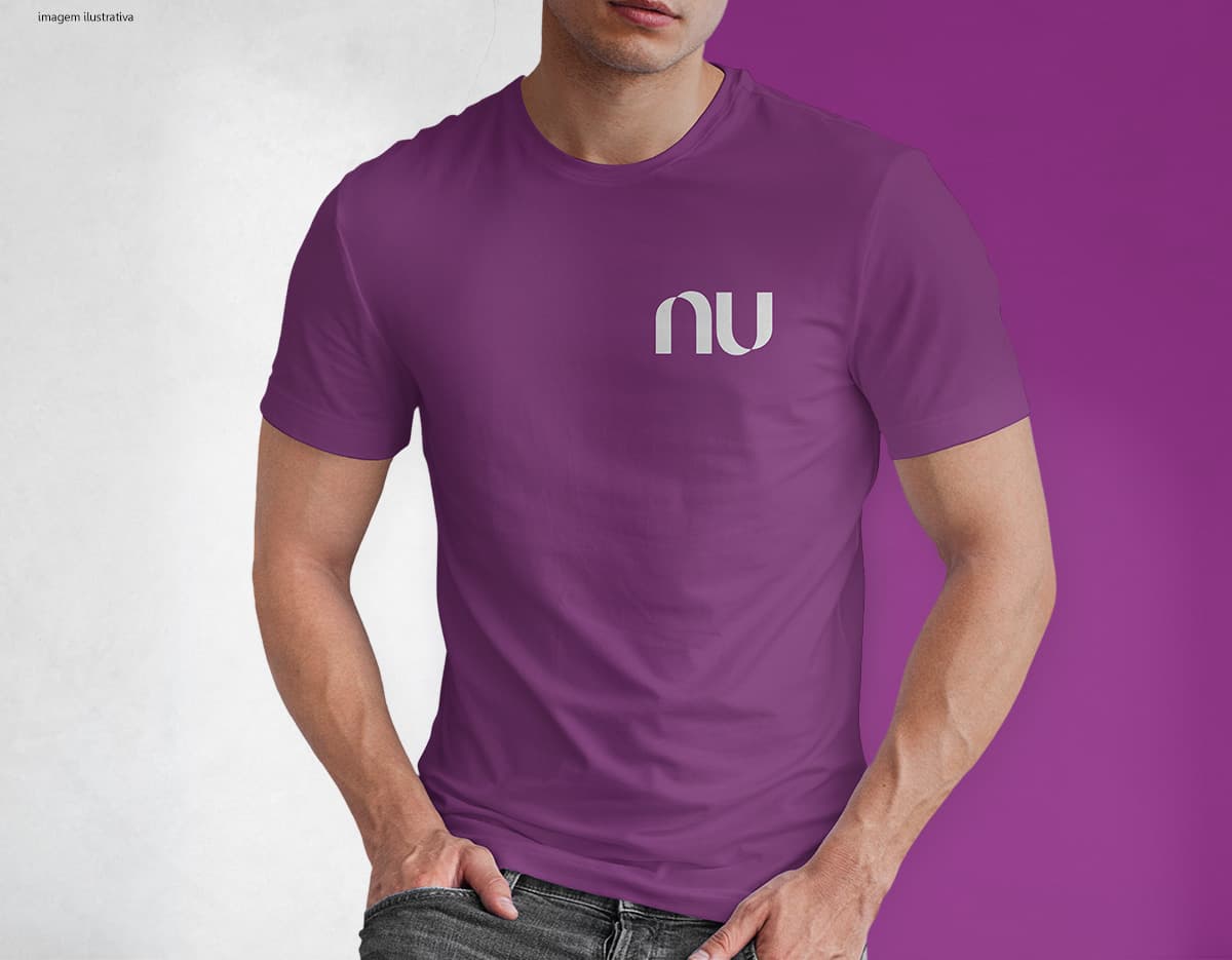 Uma Camiseta Tradicional em Poliéster de cor branca, sem estampas, com mangas curtas e gola redonda.