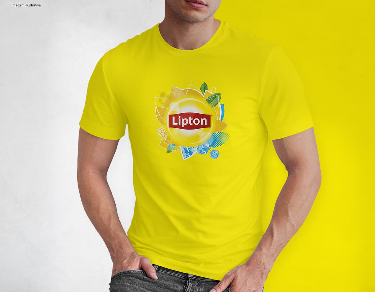 Homem jovem e atraente posando de maneira casual com uma camiseta de algodão tradicional. Ele está sorrindo e tem um sorriso feliz e confiante. O modelo está vestindo jeans e tem um visual moderno e descontraído.